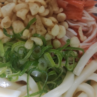 カニかまとネギと天かすのわさびぶっかけうどん